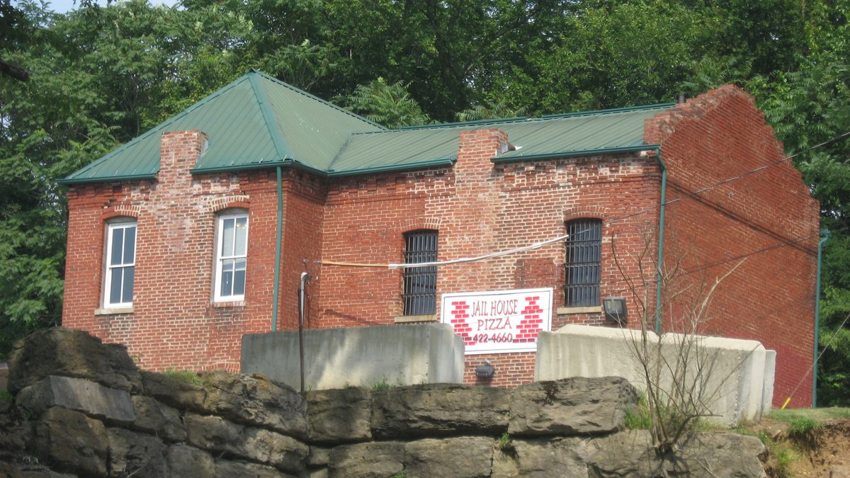 County jail exterior where ICE administrative warrant I-200 vs I-205 transfer decisions can happen